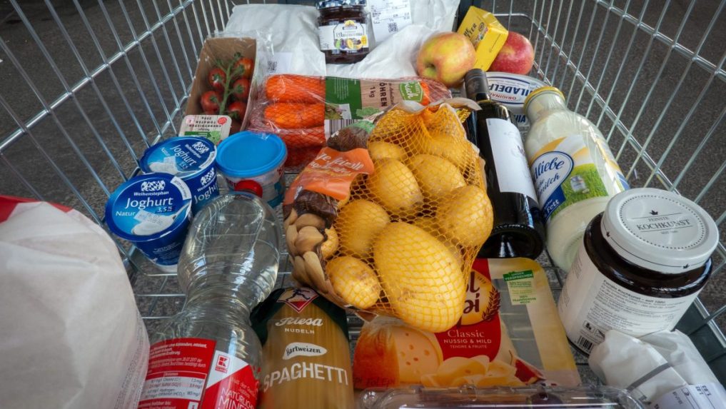 Na ilustračnej snímke nákupný vozík s potravinami.