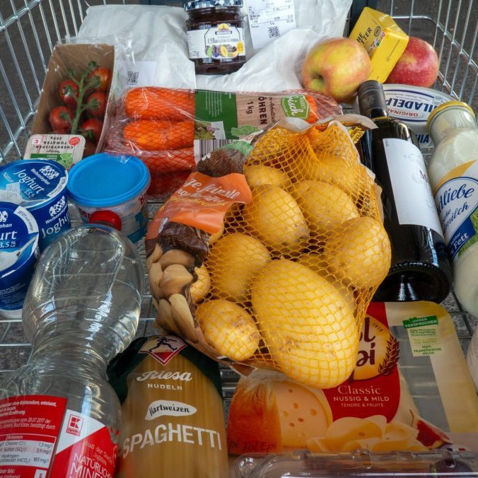 Na ilustračnej snímke nákupný vozík s potravinami.