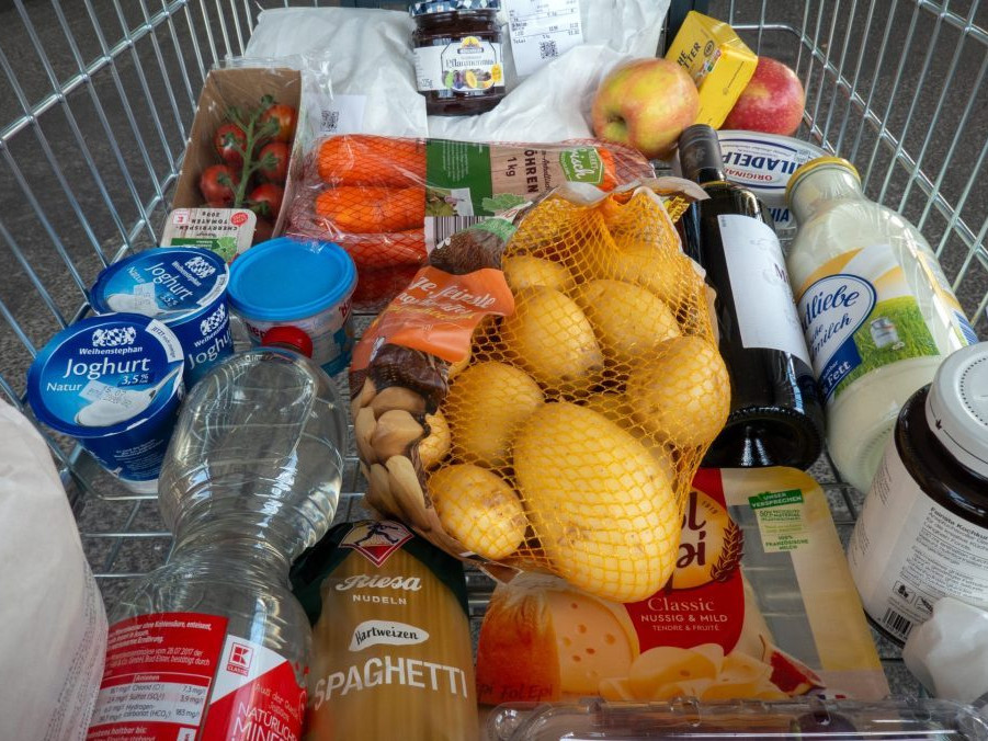 Na ilustračnej snímke nákupný vozík s potravinami.