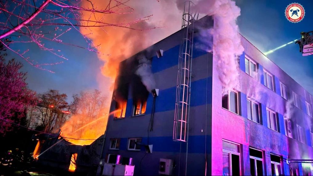 Na snímke požiar haly v Pardubiciach.