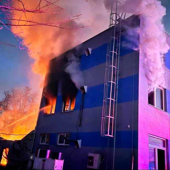 Na snímke požiar haly v Pardubiciach.