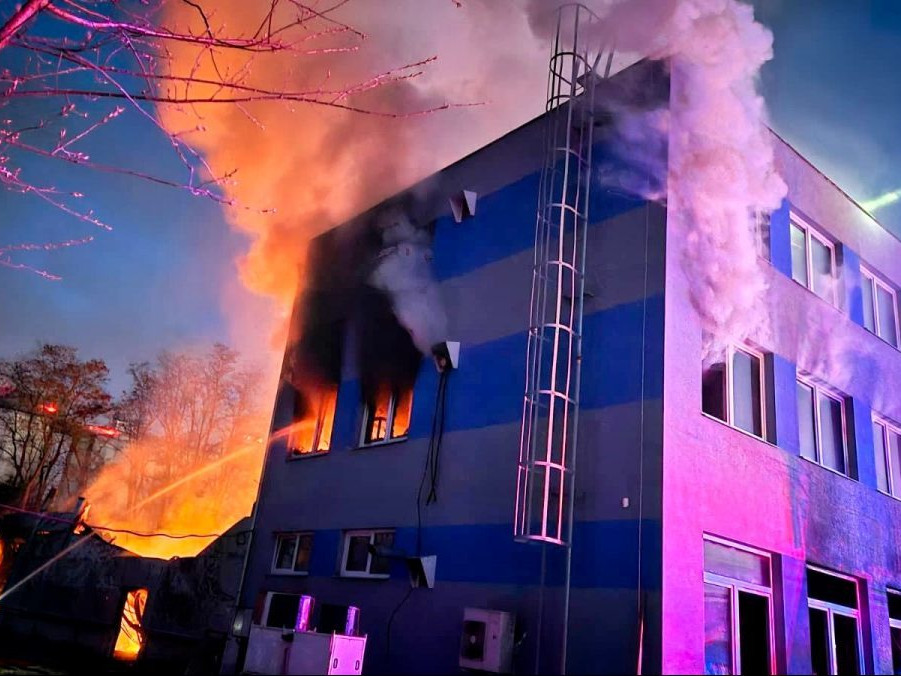 Na snímke požiar haly v Pardubiciach.