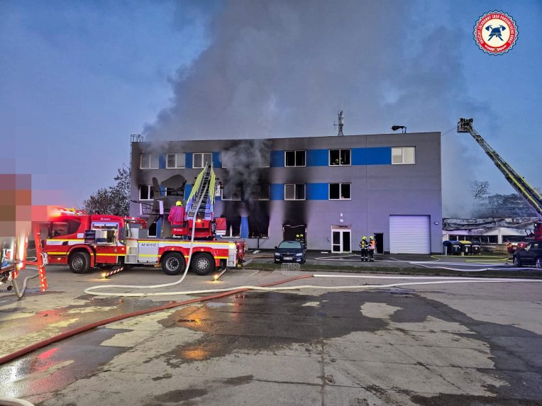 Na sn&iacute;mke požiar haly v Pardubiciach.