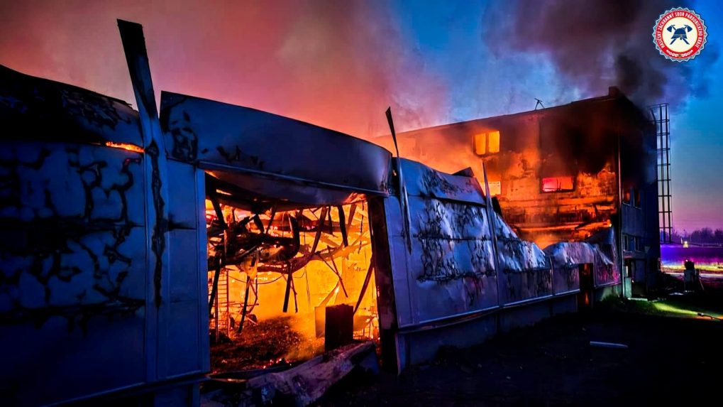 Na snímke požiar haly v Pardubiciach.