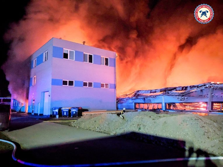 Na snímke požiar haly v Pardubiciach.