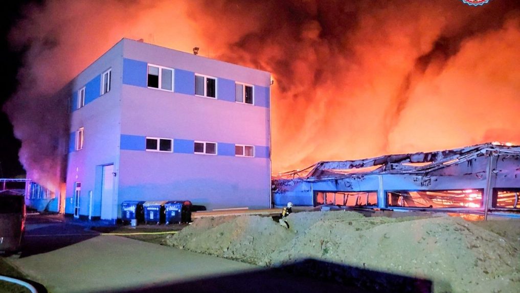 Na snímke požiar haly v Pardubiciach.