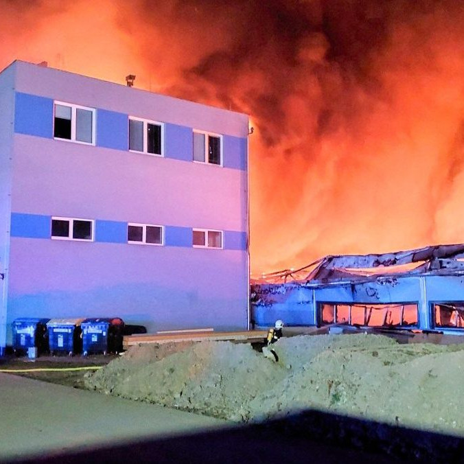 Na snímke požiar haly v Pardubiciach.