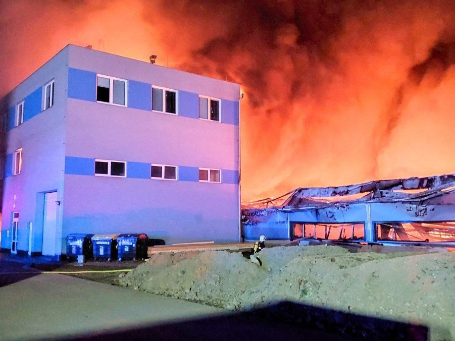 Na snímke požiar haly v Pardubiciach.