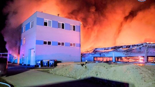 Na snímke požiar haly v Pardubiciach.