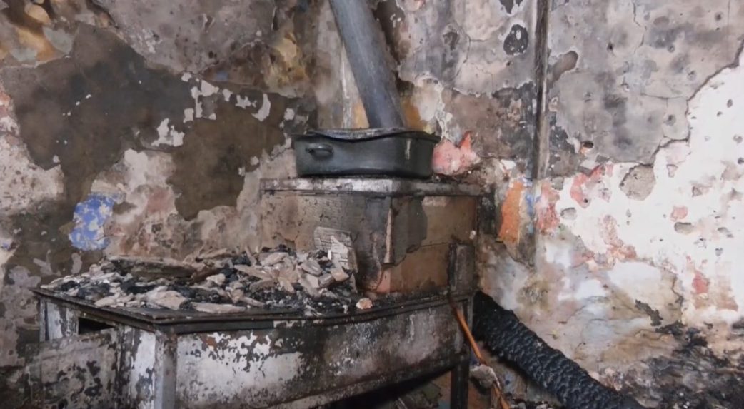 Na snímke izba po požiari.