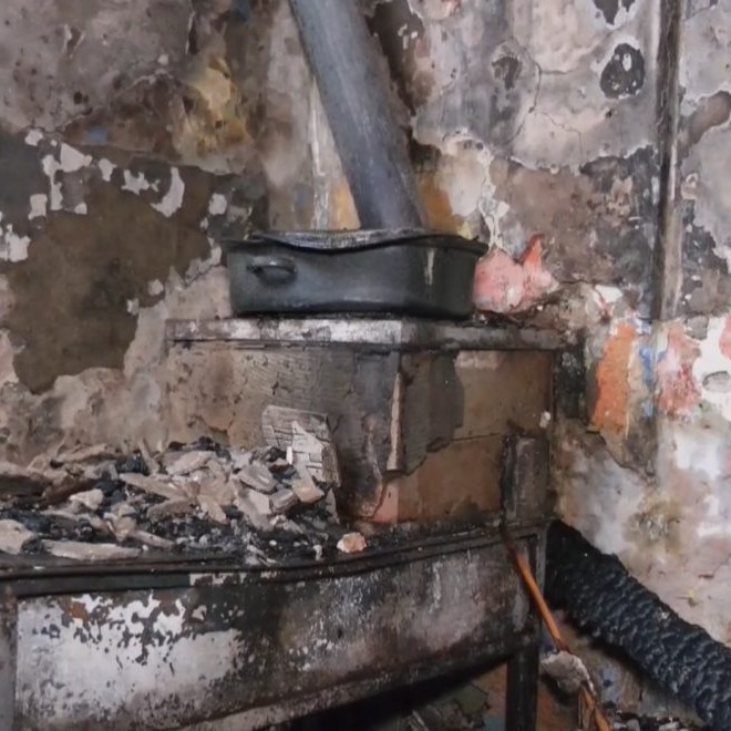 Na snímke izba po požiari.