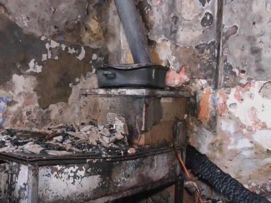 Na snímke izba po požiari.