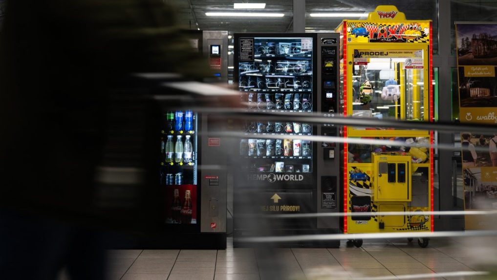 Automat s výrobkami HHC a CBD obchodnom dome v Hradci Králové.