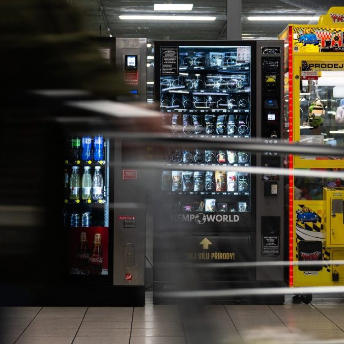 Automat s výrobkami HHC a CBD obchodnom dome v Hradci Králové.