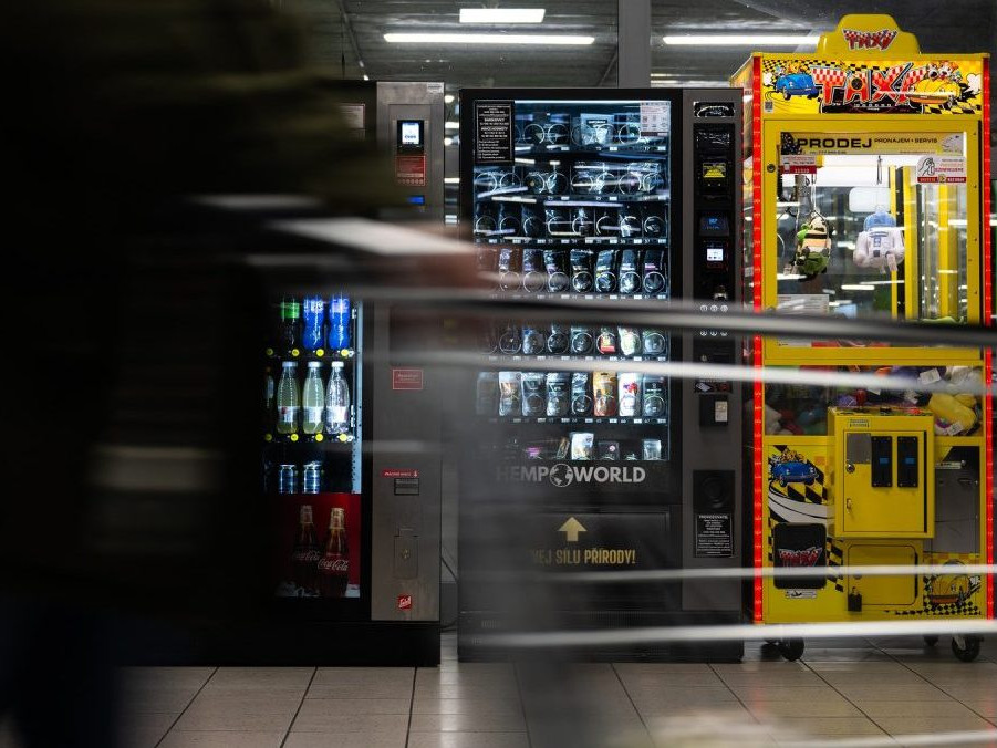 Automat s výrobkami HHC a CBD obchodnom dome v Hradci Králové.