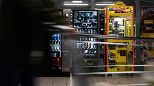 Automat s výrobkami HHC a CBD obchodnom dome v Hradci Králové.