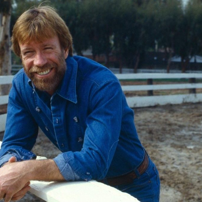 V mladosti býval Chuck Norris, aj kvôli čiastočne indiánskym koreňom, vysmievaným dieťaťom.