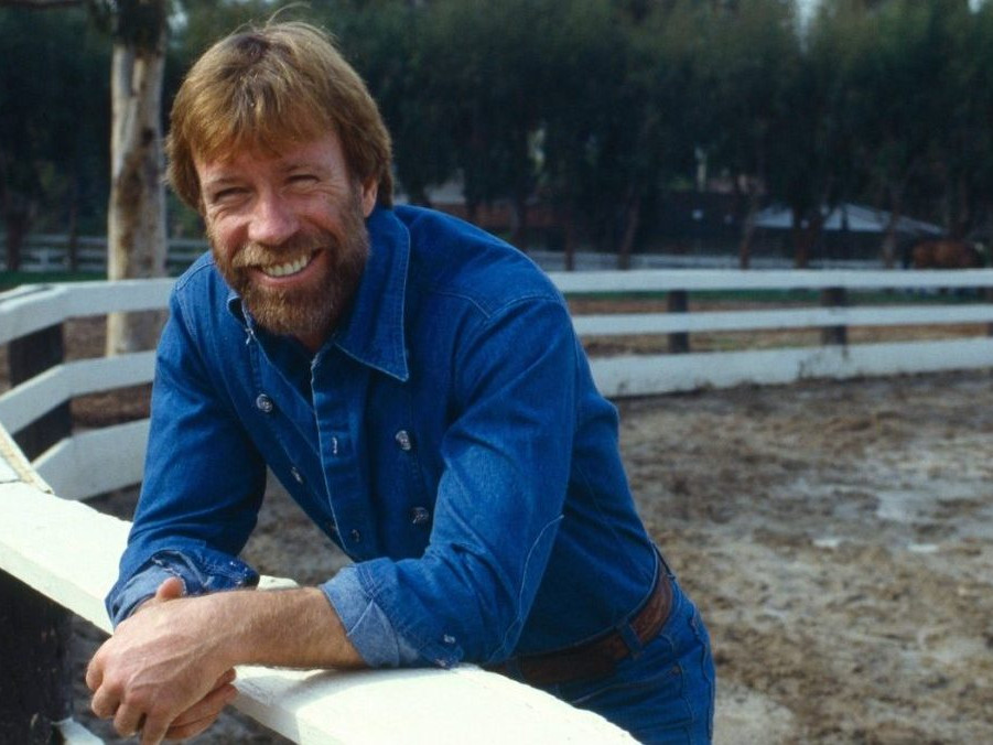 V mladosti býval Chuck Norris, aj kvôli čiastočne indiánskym koreňom, vysmievaným dieťaťom.