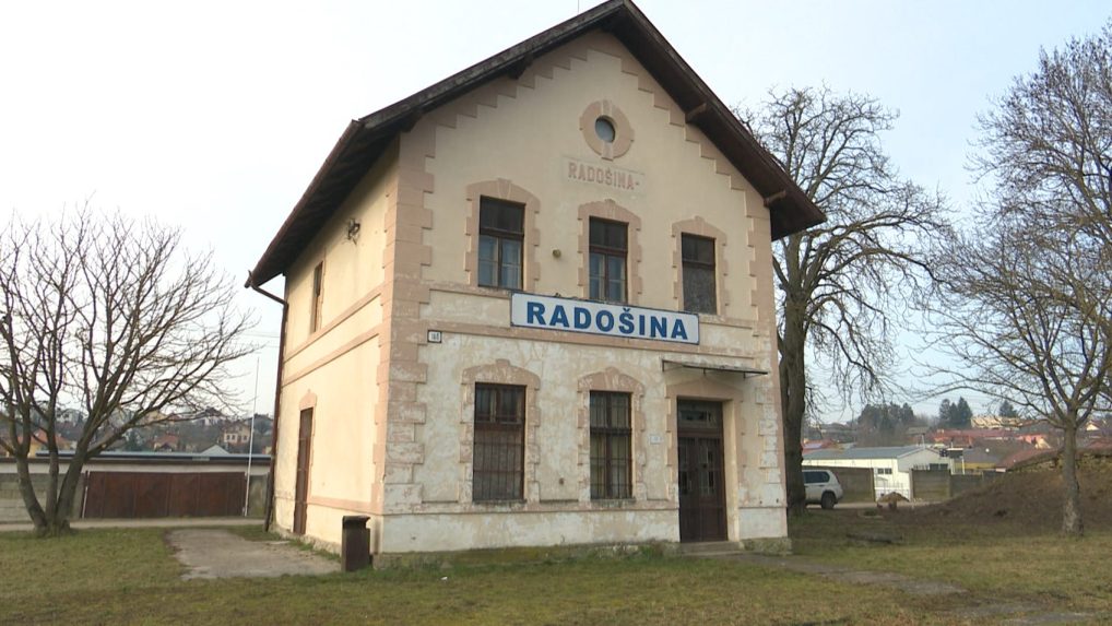 Staničná budova v Radošine.