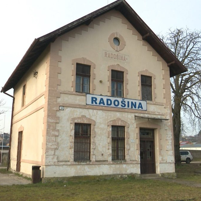 Staničná budova v Radošine.