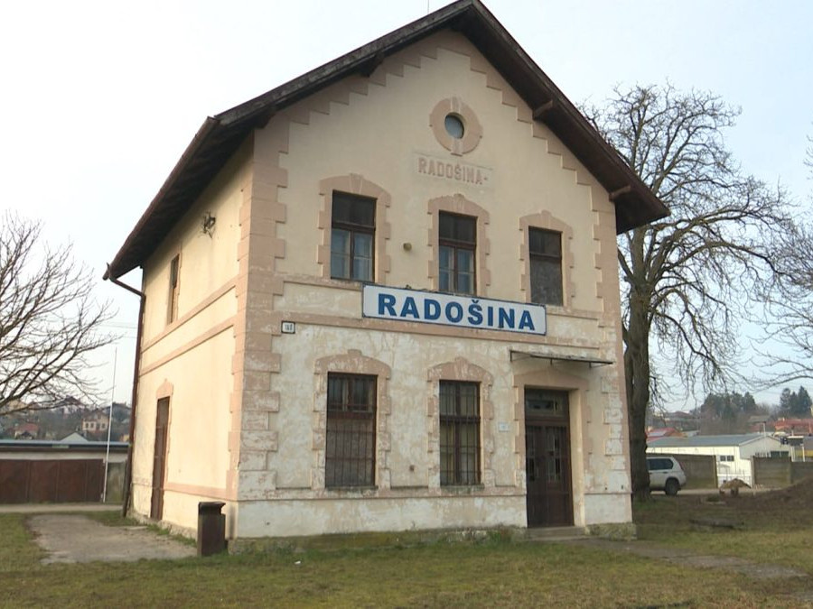 Staničná budova v Radošine.