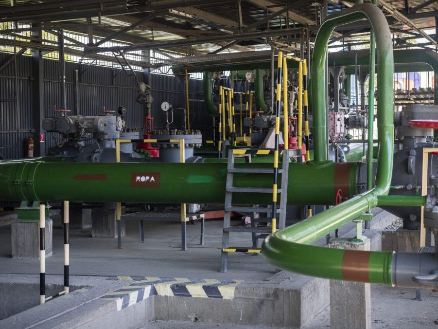 Vyústenie ropovodu Družba v rafinérii Slovnaft v Bratislave.