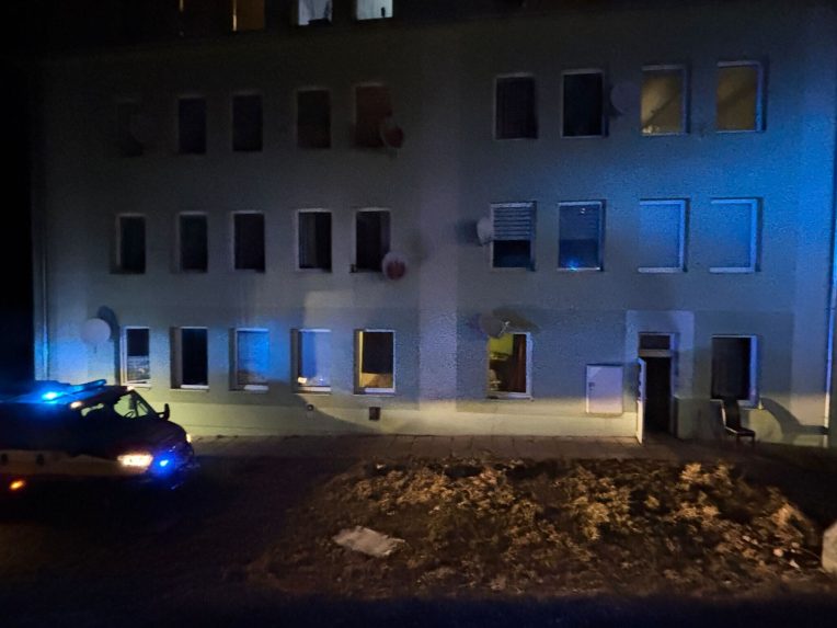 V bytovom dome na Spiši zasahovali hasiči, evakuovať museli všetkých obyvateľov