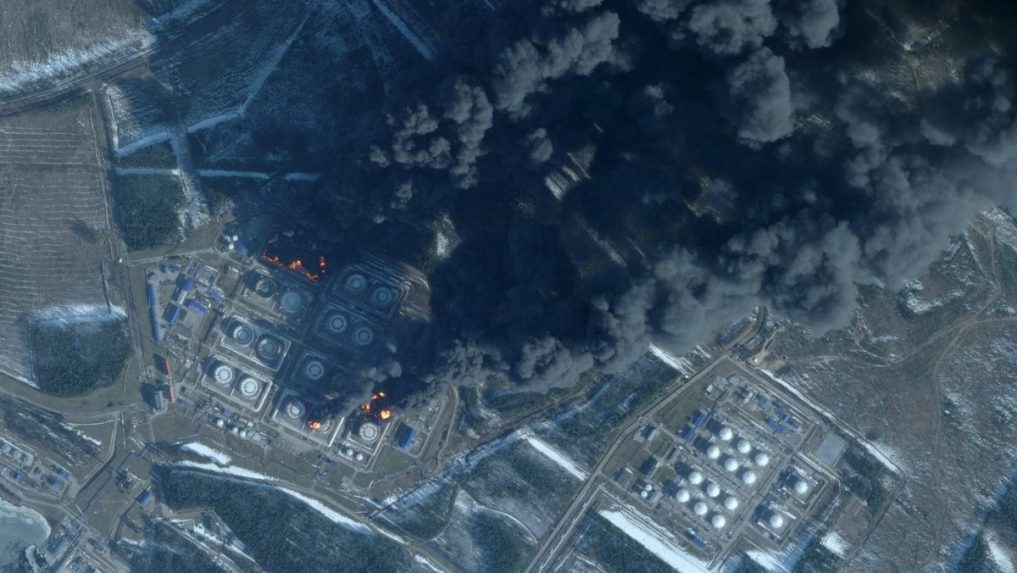 Na snímke stúpajúci dym po ukrajinskom útoku na ropný terminál.