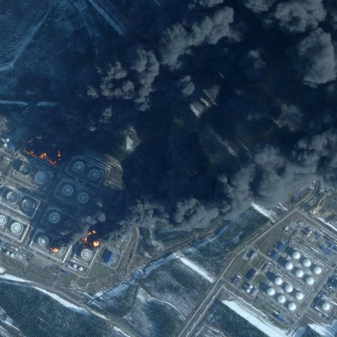 Na snímke stúpajúci dym po ukrajinskom útoku na ropný terminál.
