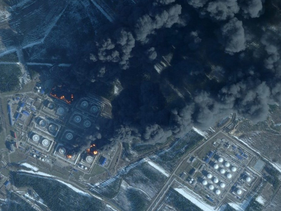 Na snímke stúpajúci dym po ukrajinskom útoku na ropný terminál.