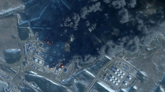 Na snímke stúpajúci dym po ukrajinskom útoku na ropný terminál.