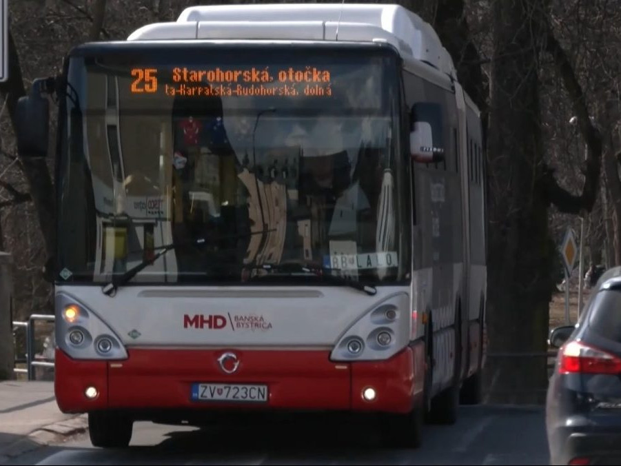 Na ilustračnej snímke autobus v Banskej Bystrici.