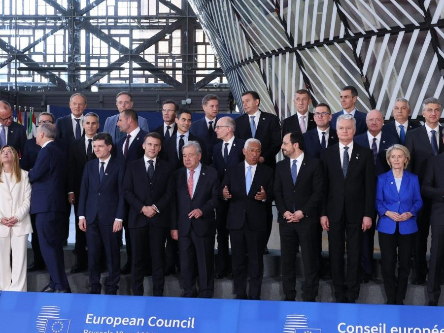 Na snímke hlavy štátov a vlád Európskej únie