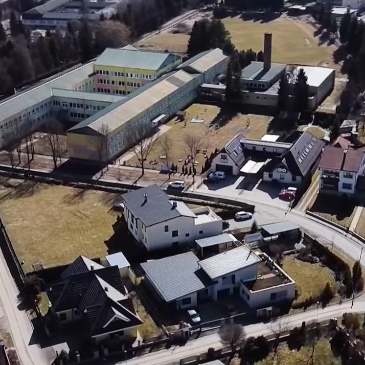 pohľad na školu v Starej Ľubovni