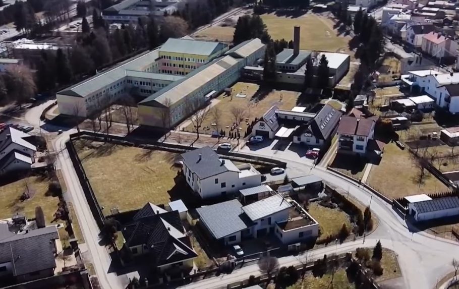 pohľad na školu v Starej Ľubovni