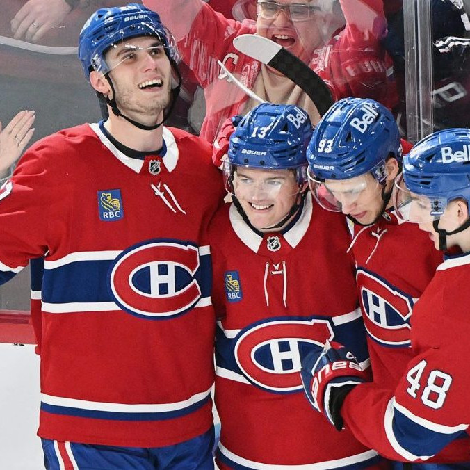 Na snímke Juraj Slafkovský sa teší so spoluhráčmi.