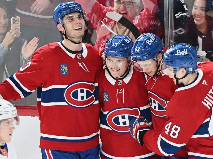 Na snímke Juraj Slafkovský sa teší so spoluhráčmi.