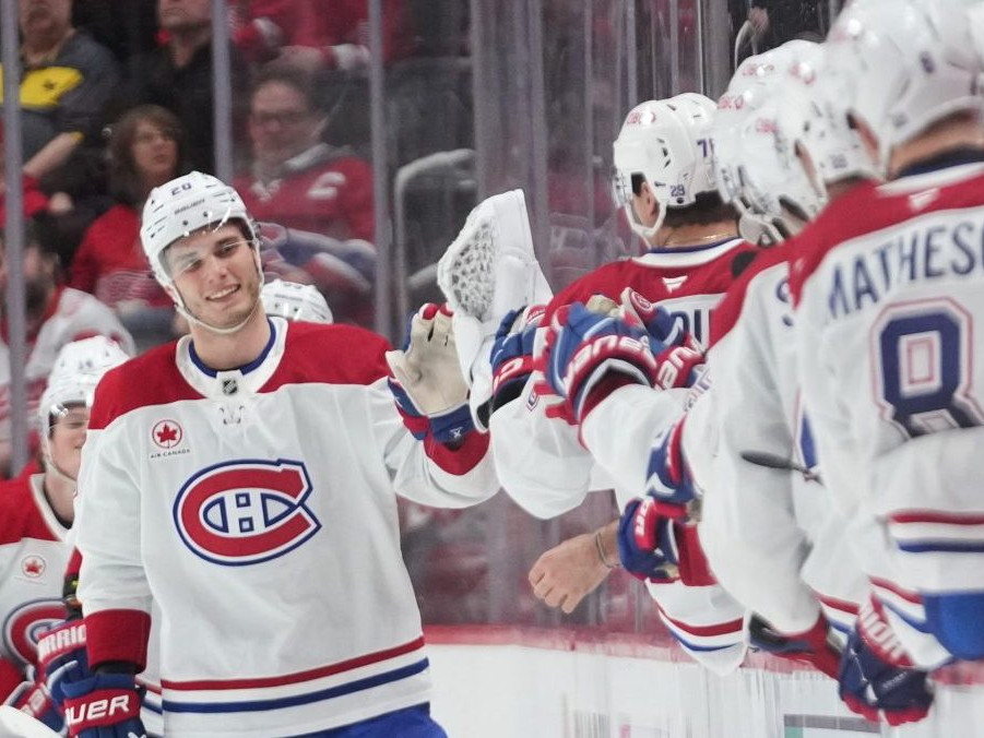 Na snímke Juraj Slafkovský sa teší z gólu.