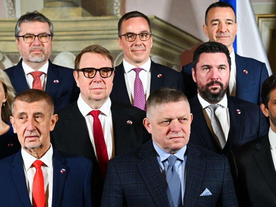 Na snímke predstavitelia českej a slovenskej vlády.