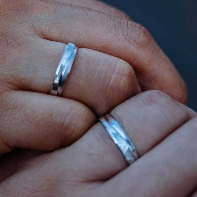 Osoby na snímke majú svadobné obrúčky.