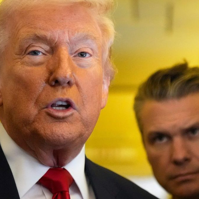 Prezident USA Donald Trump a minister obrany Pete Hegseth.