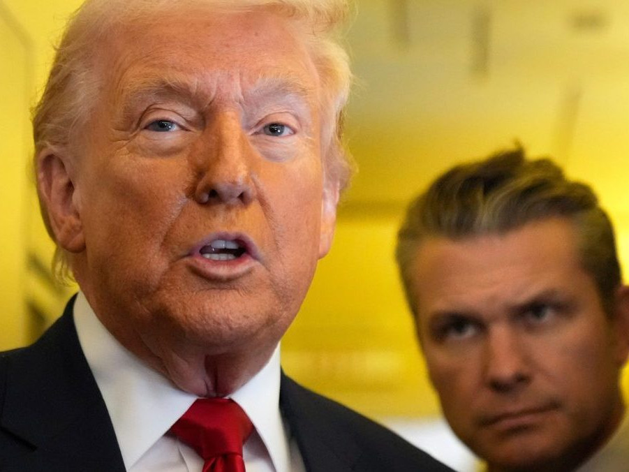 Prezident USA Donald Trump a minister obrany Pete Hegseth.