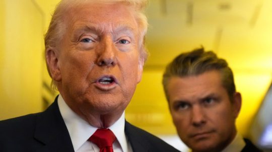 Prezident USA Donald Trump a minister obrany Pete Hegseth.