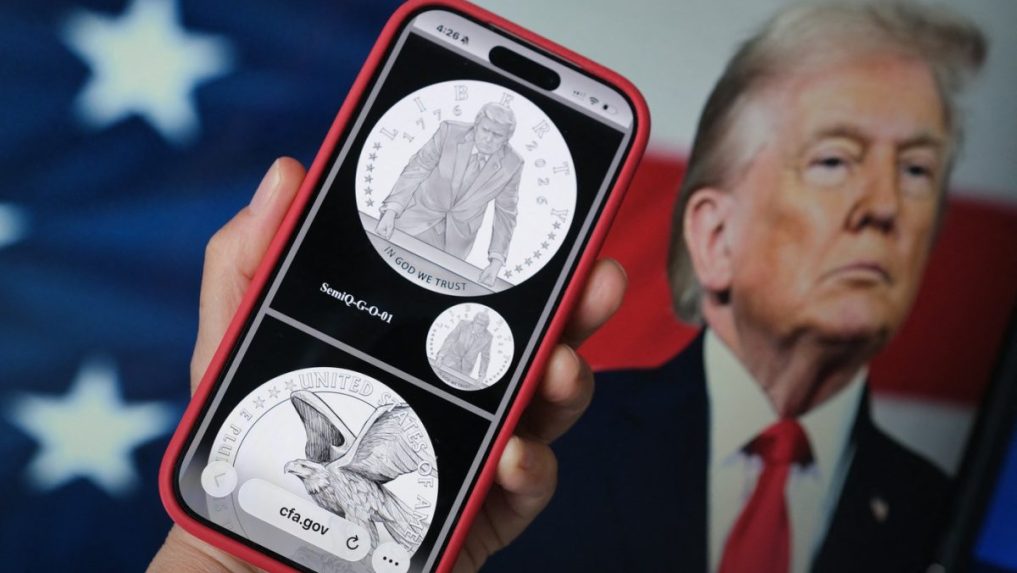 Na snímke minca s Donaldom Trumpom.