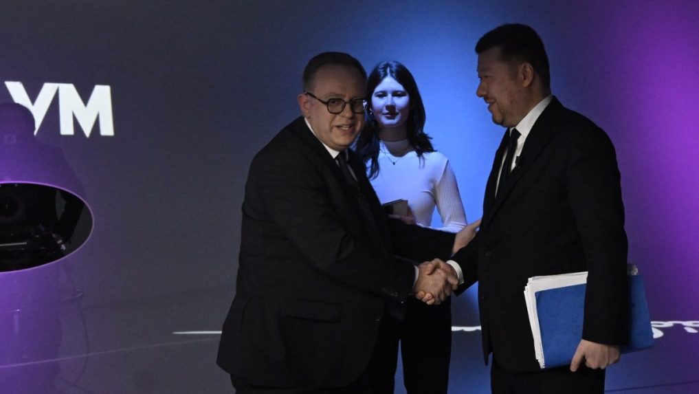 Moder&aacute;tor V&aacute;clav Moravec a predseda českej poslaneckej snemovne Tomio Okamura.