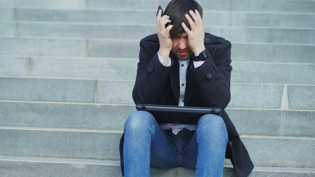 pracujúci nad počítačom