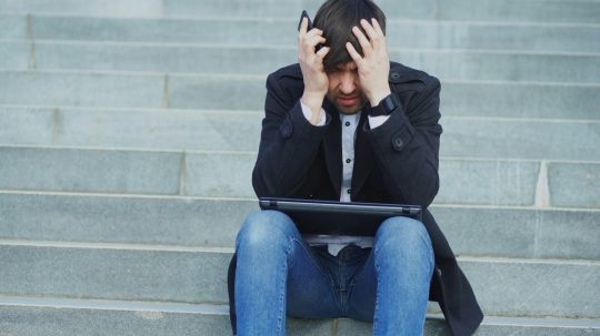 pracujúci nad počítačom