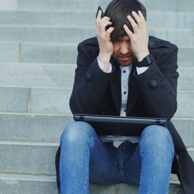 pracujúci nad počítačom