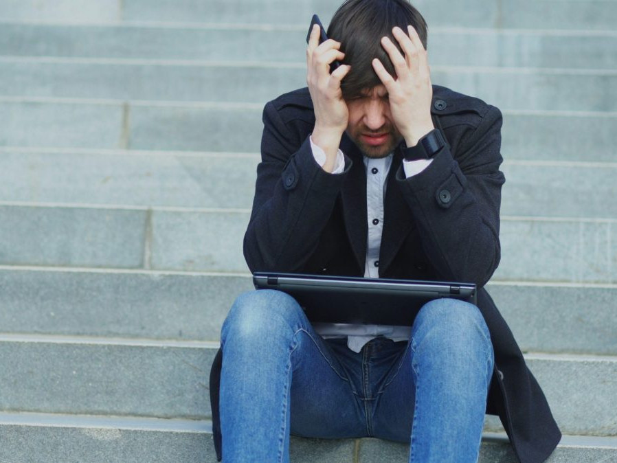 pracujúci nad počítačom