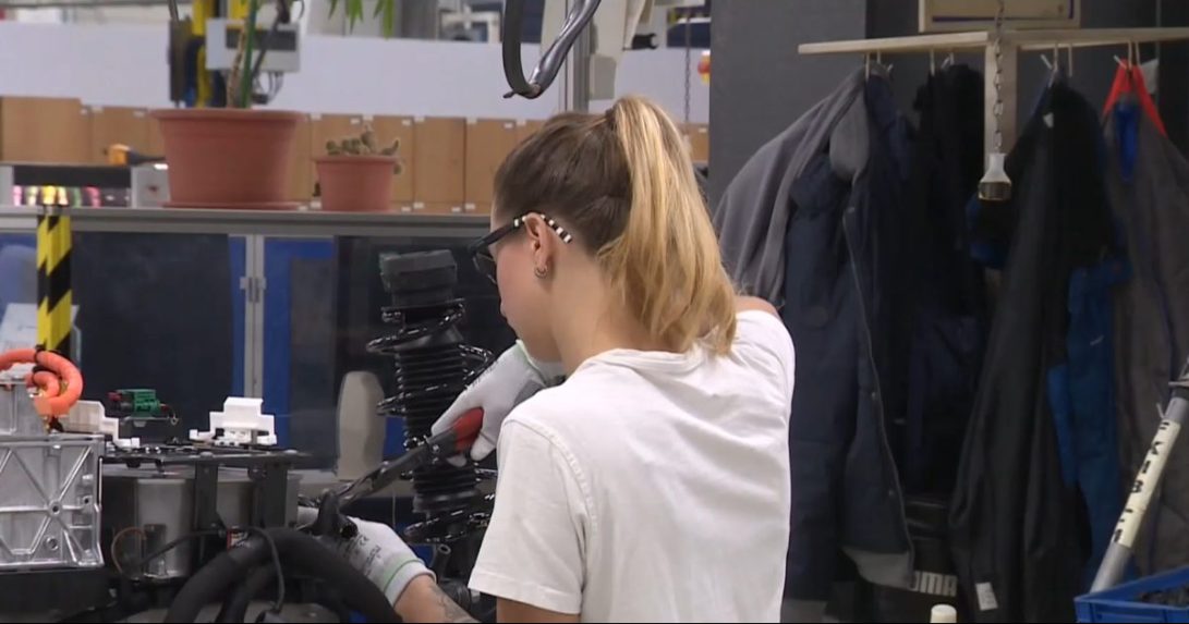 Na ilustračnej snímke zamestnankyňa pri práci.